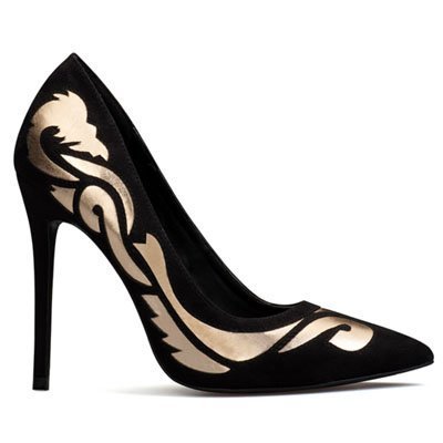 Zapatos negros de salón con dibujos dorados