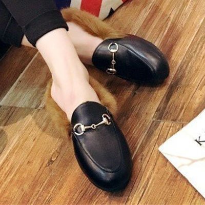 Zapatos planos con pelo y hebilla