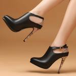 Botines negros con tacón alto y fino animal print