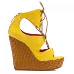 Sandalias de cuña en ante amarillo de Pura López - colección primavera - verano 2017