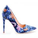 Zapatos azules bordados con flores