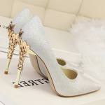 Zapatos de salón con tacón esculpido dorado