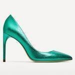 Zapatos de salón verde metalizado de Zara