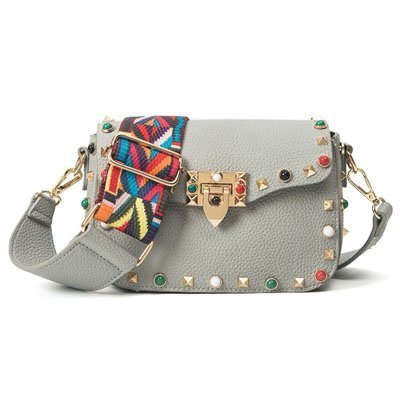 Bolso con remaches y correa de colores