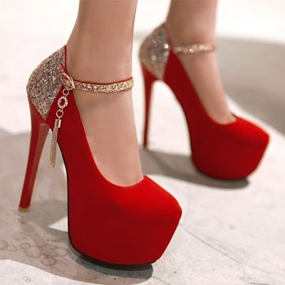 Pumps con plataforma y detalle metálico