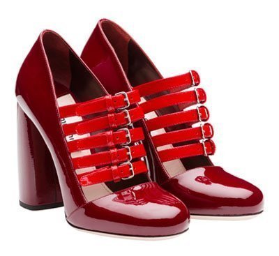 Pump Mary Jane de charol con cinco correas de Miu Miu