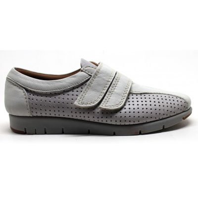 Zapatos color hielo con cierre velcro de Valdegama